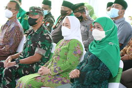 BUPATI ANNA MU'AWANAH DAN GUBERNUR JAWA TIMU KHOFIFAH INDAR PARAWANSA PADA PERESMIAN GEDUNG KANTO...