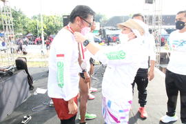 PEMBERIAN MEDALI KEPADA PEMENANG LOMBA LARI 10K JEMBATAN TERUSAN BOJONEGORO-TUBAN